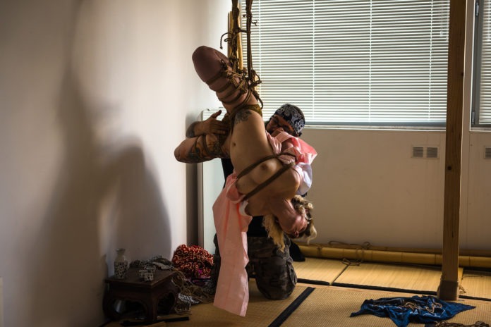 Suspension Shibari futomomo