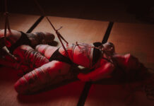 ロープスクールで縛りの練習を指導