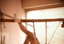 Session intense de suspension mermaid avec strappado en shibari