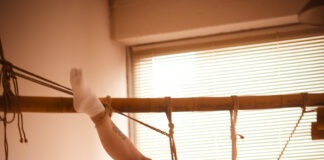 Session intense de suspension mermaid avec strappado en shibari