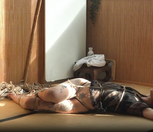 Une session de floor play shibari sensuelle avec bambou et Lalhow666