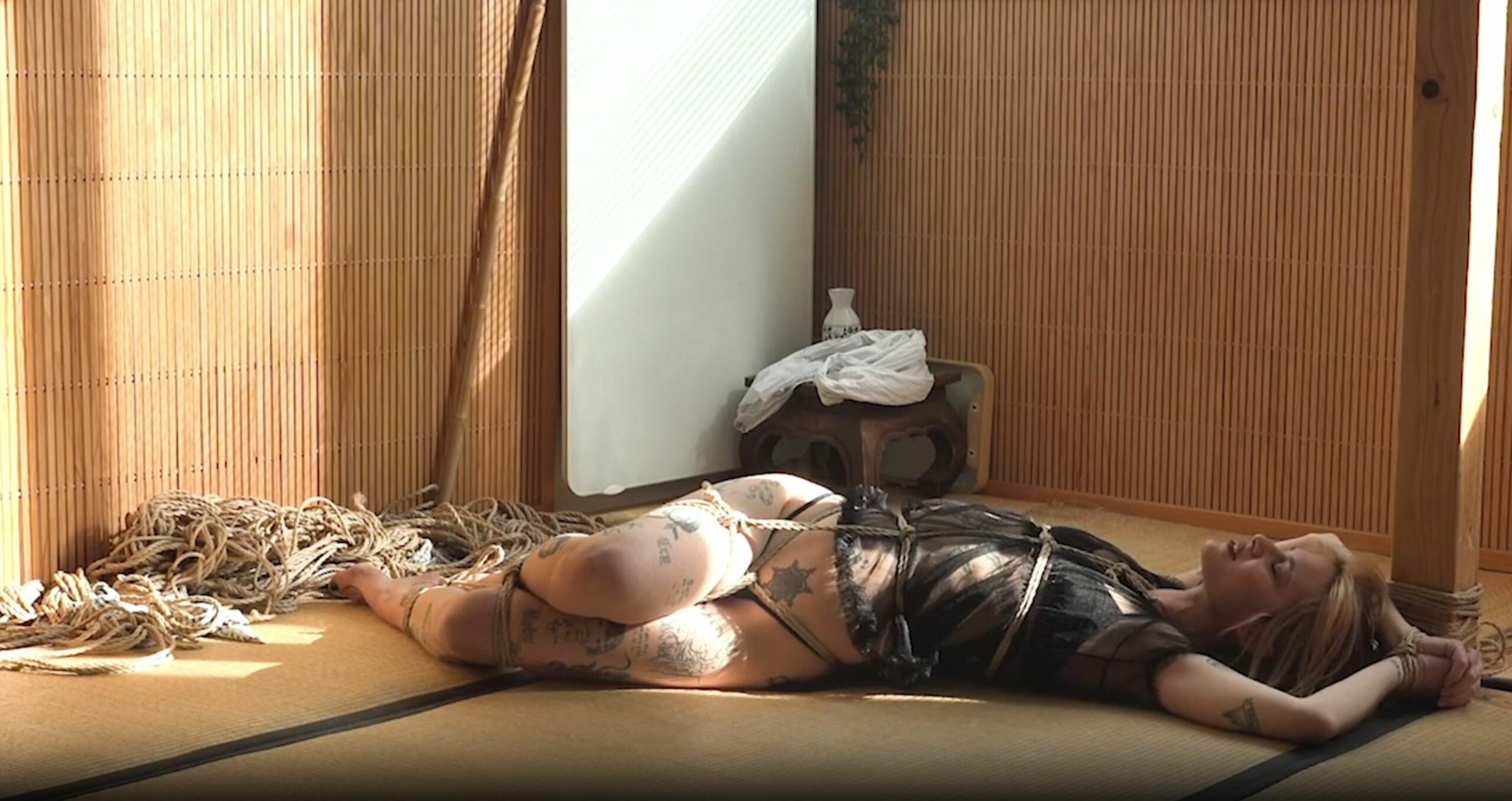 Une session de floor play shibari sensuelle avec bambou et Lalhow666
