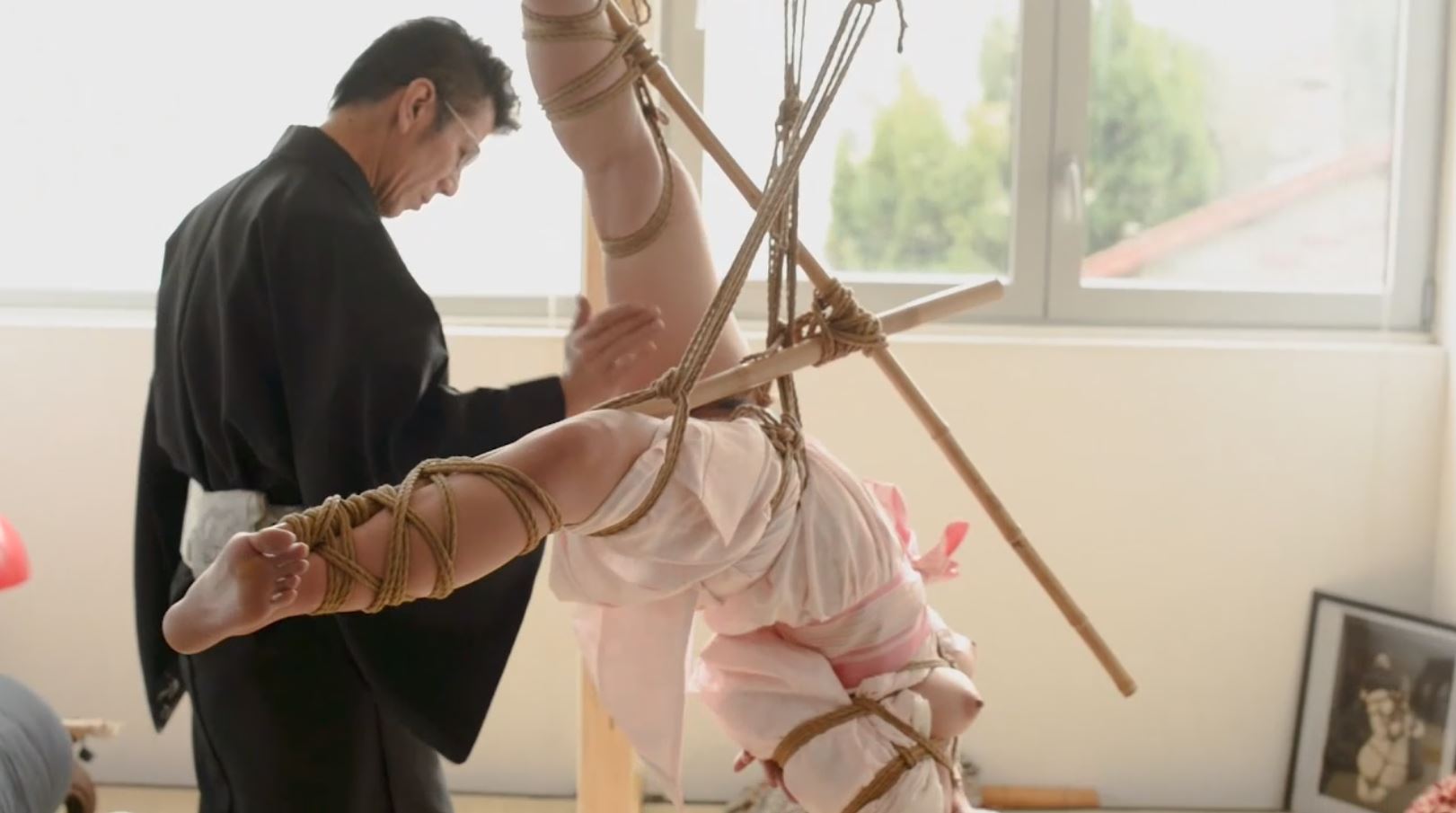 Session unique de kinbaku avec Tessin Doyama : shibari et bambou